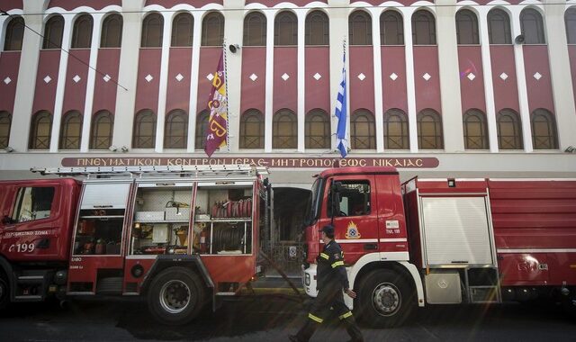 Απεγκλωβισμός τριών ατόμων από την φωτιά στο Πνευματικό Κέντρο της Ιεράς Μητρόπολης Νίκαιας
