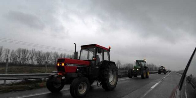 Μπλόκο στήνουν και οι αγρότες των Τρικάλων