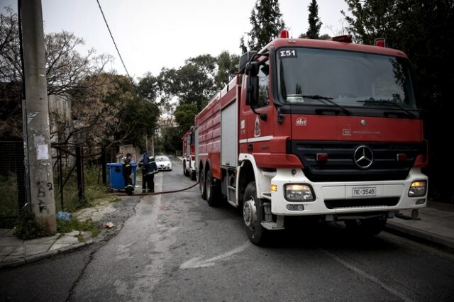 Υπό μερικό έλεγχο τέθηκε η πυρκαγιά στο συνεργείο αυτοκινήτων στον Γέρακα