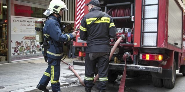 Υπό μερικό έλεγχο η φωτιά σε επιχείρηση στο Μενίδι