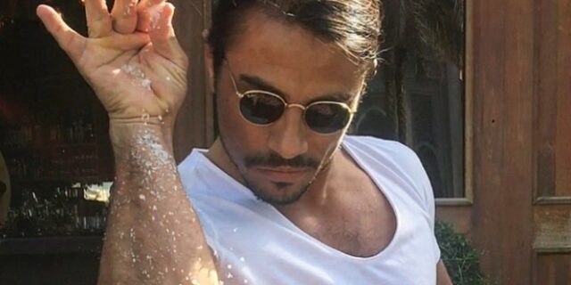 Salt Bae: Μπλεξίματα με το υγειονομικό στη Νέα Υόρκη, έχει ο Τούρκος σεφ