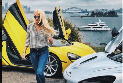 H ξανθιά Αυστραλή που θα σου μάθει τι σημαίνει supercars