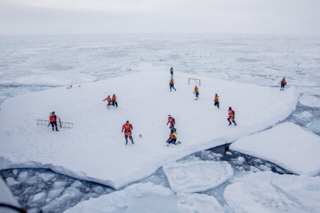 Αγώνας ποδοσφαίρου σε παγόβουνο με θεατές πολικές αρκούδες