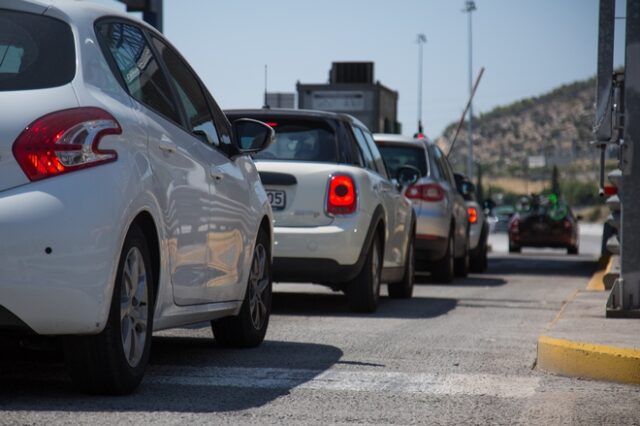 Κυκλοφοριακά προβλήματα στην Λ. Αθηνών στο Χαϊδάρι εξαιτίας σπασμένου αγωγού ΕΥΔΑΠ