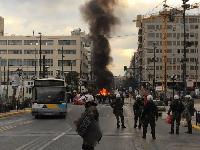 Επεισόδια μεταξύ οπαδών του Ολυμπιακού και ΜΑΤ στον Πειραιά