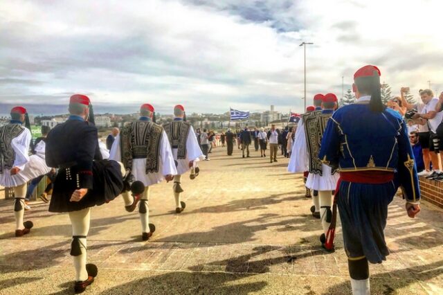 Συγκίνηση: Εύζωνες κάνουν παρέλαση στο Σίδνεϊ τιμώντας την επέτειο για τη σφαγή των ANZAC