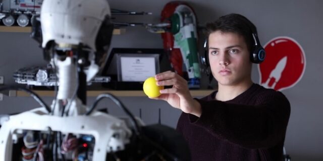 Τα ανθρωποειδή ρομπότ είναι μόνο η αρχή για τον 18χρονο Δημήτρη Χατζή