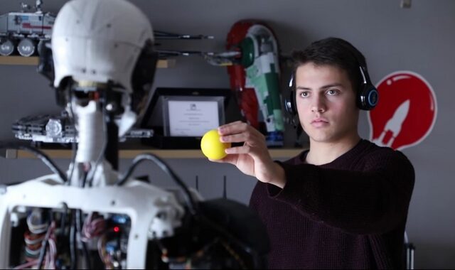 Τα ανθρωποειδή ρομπότ είναι μόνο η αρχή για τον 18χρονο Δημήτρη Χατζή