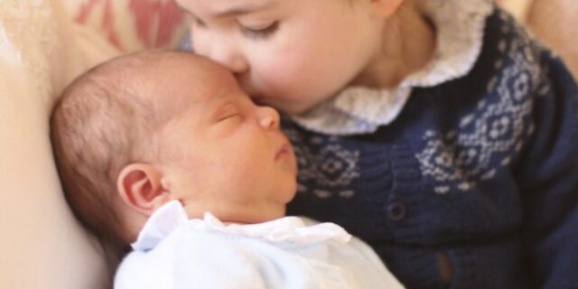 Οι πρώτες φωτογραφίες του νεογέννητου πρίγκιπα Λουί – Το φιλί και η αγκαλιά της Σάρλοτ