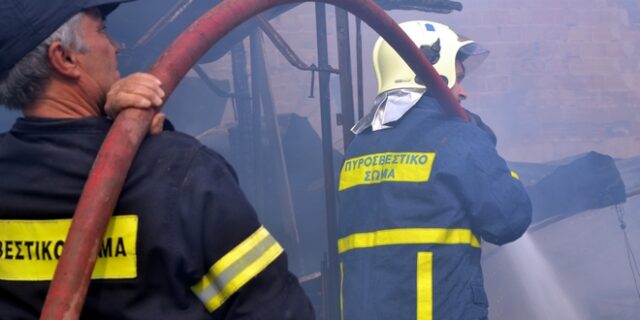 Υπό μερικό έλεγχο η φωτιά στο εργοστάσιο ζαχαροπλαστικής στο Σιδηρόκαστρο Σερρών