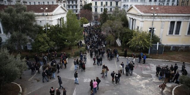 Ένταση στο Πολυτεχνείο: Ομάδα κουκουλοφόρων αποπειράθηκε να εισέλθει στον χώρο