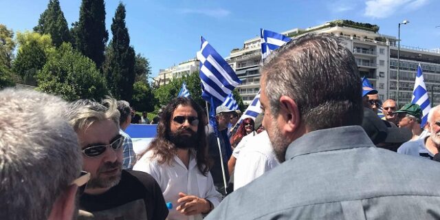 Χρυσή Αυγή: Δήθεν διαγραφή Μπαρμπαρούση – Τον χειροκρότησαν και πήγαν όλοι μαζί πλατεία