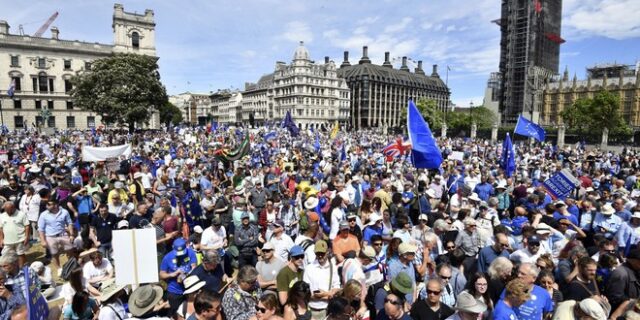 Στους δρόμους 100.000 Βρετανοί – Ζήτησαν να τεθεί σε δημοψήφισμα η συμφωνία για το Brexit