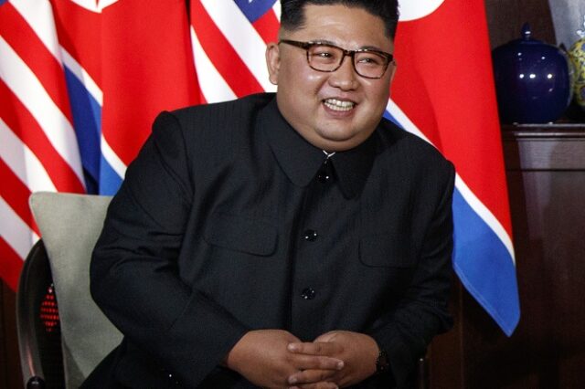 Η Βόρεια Κορέα παρουσίασε έναν μεγάλο διηπειρωτικό πύραυλο