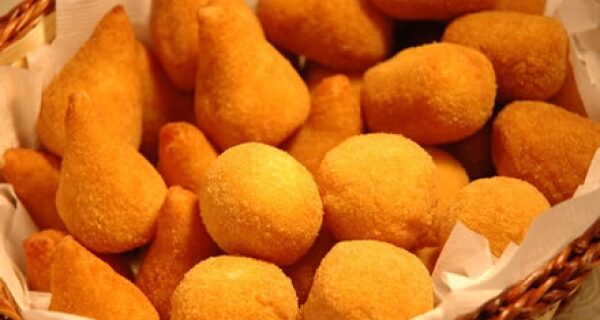 Coxinhas, οι βραζιλιάνικοι τηγανητοί λουκουμάδες με κοτόπουλο και τυρί