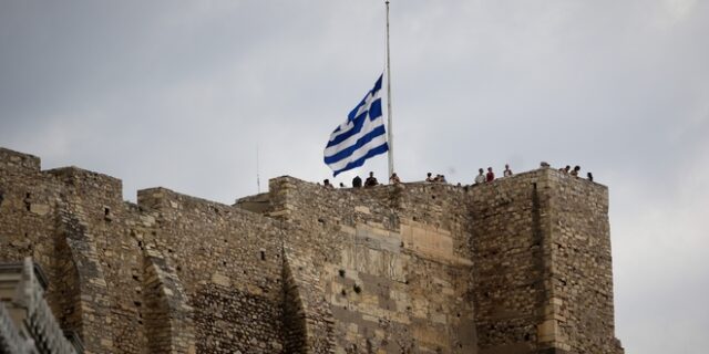 Φωτιές στην Αττική: Μεσίστιες οι σημαίες σε Ακρόπολη, Βουλή και Μαξίμου