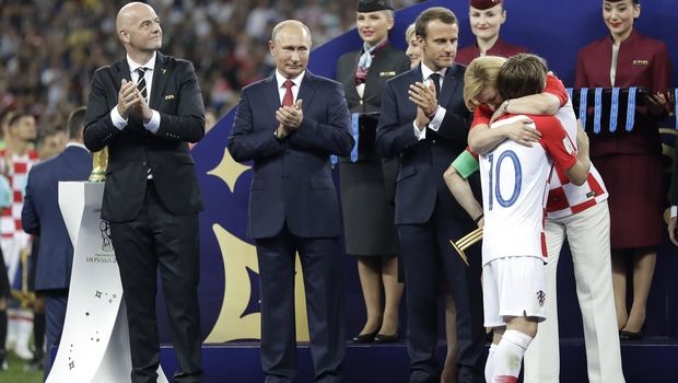 Η αγκαλιά – παρηγοριά της προέδρου της Κροατίας στους παίκτες