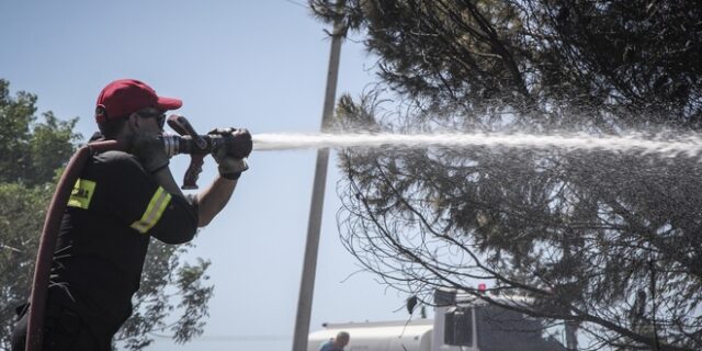 Σε ύφεση και οριοθετημένες οι φωτιές σε Μαραθώνα και Ελαφόνησο