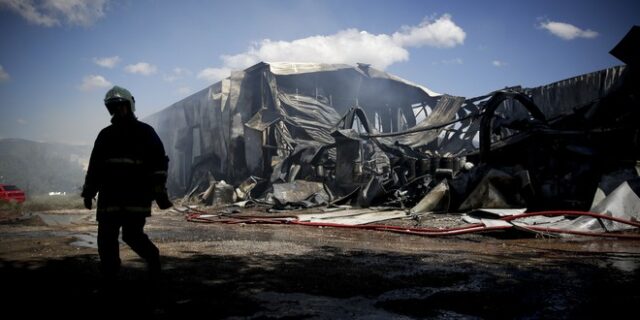 Έρευνα από το Ανακριτικό της Πυροσβεστικής για τη δεύτερη φωτιά στο ίδιο σημείο στο Μενίδι