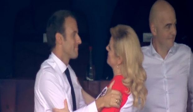 Το σταυρωτό φιλί του Μακρόν στην πρόεδρο της Κροατίας