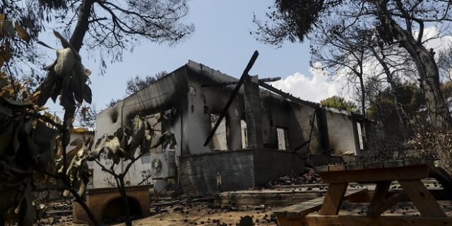 Κατατέθηκε η πρώτη μήνυση από συγγενείς θυμάτων για τη φωτιά στο Μάτι