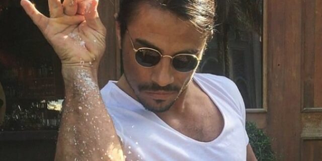 Πελάτης του Salt Bae αντί να φάει το παϊδάκι “έφαγε” τα μούτρα του