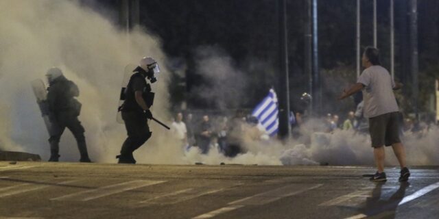 Ένταση στην συγκέντρωση για την Μακεδονία στο Σύνταγμα – Τρεις συλλήψεις