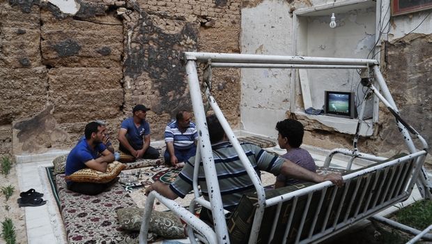Συγκλονιστικές εικόνες από βομβαρδισμένο σπίτι στη Συρία: Έβλεπαν τον τελικό!