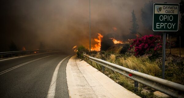 Κάηκαν σπίτια στην περιοχή του Νταού Πεντέλης-Προς Νέο Βουτζά και Μάτι κινείται η πυρκαγιά