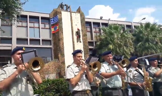 Η μπάντα του στρατού ρόκαρε και έδωσε το ρυθμό στη ΔΕΘ με Queen και ABBA