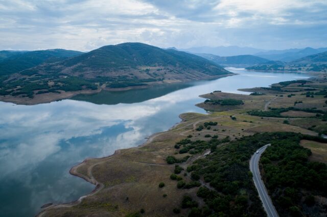 Η τεχνητή λίμνη Σμοκοβού από ψηλά – Μια μαγευτική διαδρομή