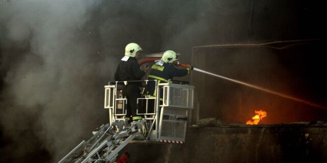 Φωτιά σε αποθήκη σουπερμάρκετ στην Αγία Παρασκευή