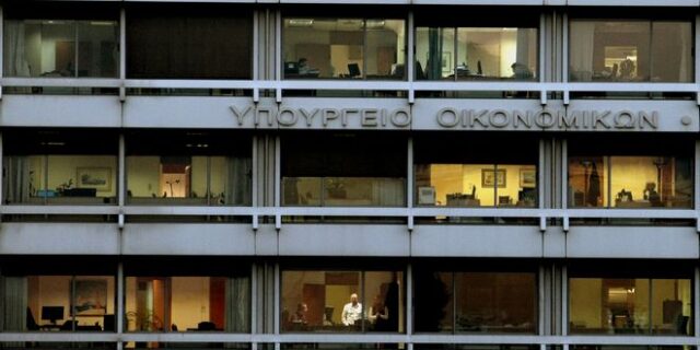 ΥΠΟΙΚ: Σχέδιο για κάλυψη αναδρομικών – Επέκταση στις 120 δόσεις σε… δόσεις