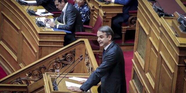 Κόντρα για την αργοπορία Τσίπρα στη Βουλή και τη βόλτα Μητσοτάκη στην Κυψέλη 