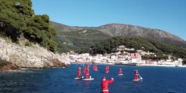 Η θάλασσα της Πάργας γέμισε με Άγιους Βασίληδες που κάνουν σανίδα