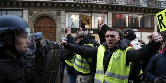 Με γυμνόστηθες Femen η “πέμπτη πράξη” για τα “κίτρινα γιλέκα”