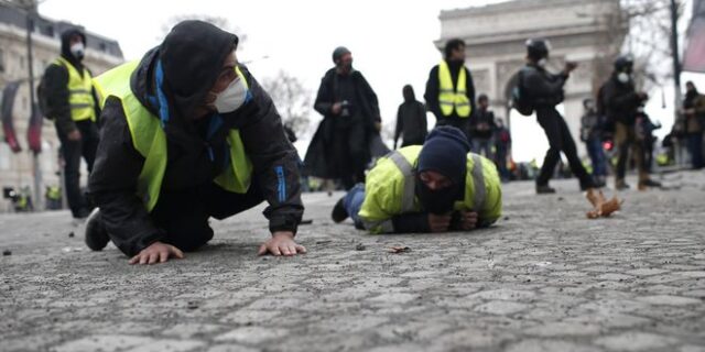 Κίτρινα Γιλέκα: Διαδηλωτής έχασε το χέρι του από βομβίδα της αστυνομίας