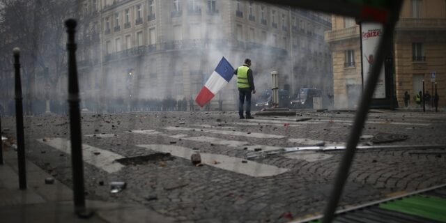 Κίτρινα γιλέκα: Γιατί φλέγεται η Γαλλία; Έλληνες του Παρισιού απαντούν σε κρίσιμες ερωτήσεις