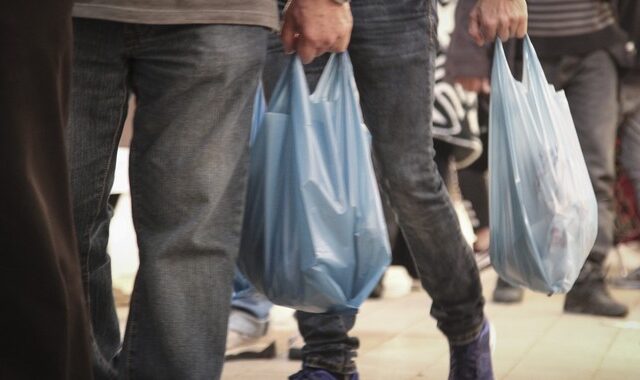 Στα 9 λεπτά η πλαστική σακούλα από την Πρωτοχρονιά