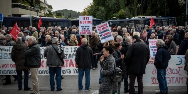 Σε εξέλιξη πανελλαδικό συλλαλητήριο συνταξιούχων στο κέντρο της Αθήνας