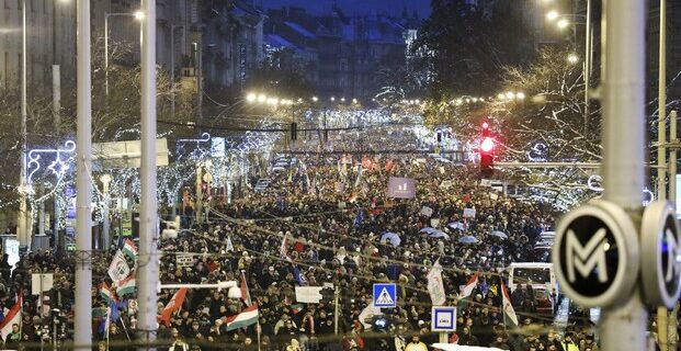 Φουντώνει το κίνημα αμφισβήτησης κατά του Όρμπαν