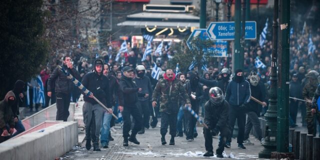 Συλλαλητήριο για το Μακεδονικό: Επίθεση διαδηλωτών σε συνεργείο της ΕΡΤ – Σοβαρός τραυματισμός εικονολήπτη