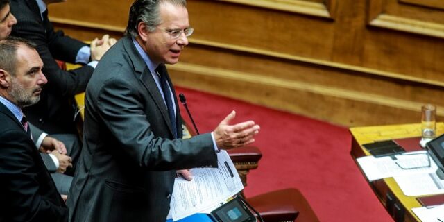 Κουμουτσάκος: Στο οπλοστάσιό μας όλα τα μέσα του Συντάγματος