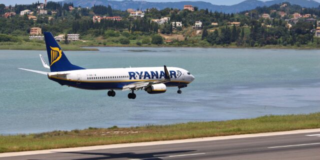 Ryanair: Μεγάλη άνοδος των κρατήσεων Βρετανών και Ιρλανδών για διακοπές στην Ελλάδα