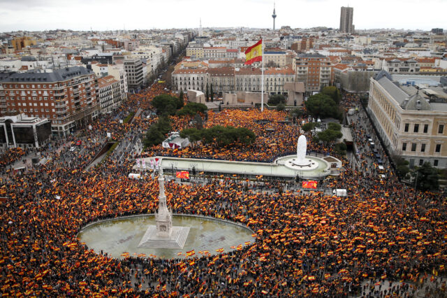 Μαδρίτη: Μαζική διαδήλωση κατά των συνομιλιών με την Καταλονία