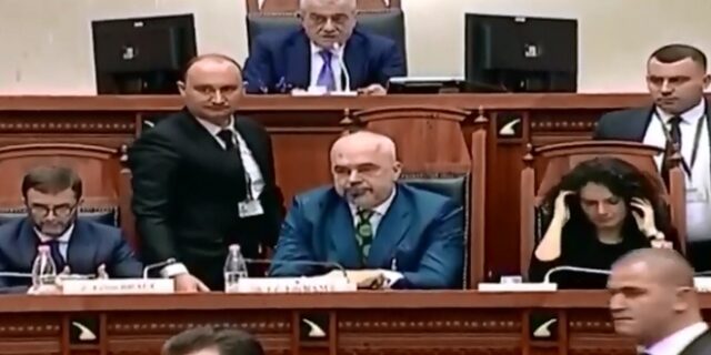 Αλβανία: Η στιγμή που βουλευτής έριξε μελάνι στον Έντι Ράμα