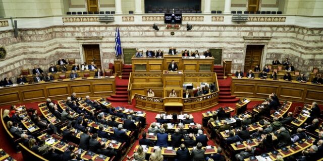 Δεν πέρασε το άρθρο 3 για τη θρησκευτική ουδετερότητα του κράτους