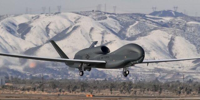 Οι Αμερικανοί φέρνουν και Global Hawk στη Λάρισα