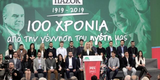 Εκδήλωση για τον Ανδρέα: Τα δάκρυα, το τραγούδι Γιώργου και Φώφης, οι σημαίες και η υπόκλιση του Τίμερμανς