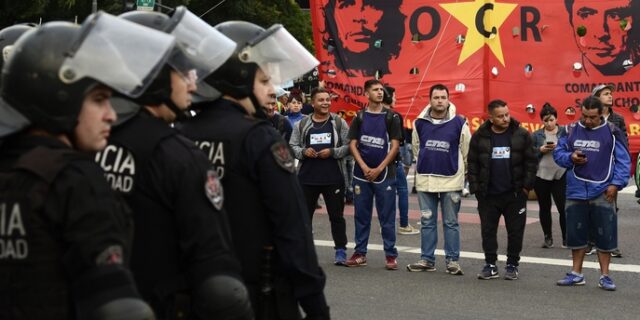 Γενική απεργία κατά των μέτρων λιτότητας του προέδρου Μάκρι, που καταρρέει δημοσκοπικά